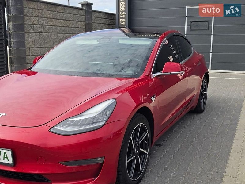 Седан Tesla Model 3 2018 в Ужгороде