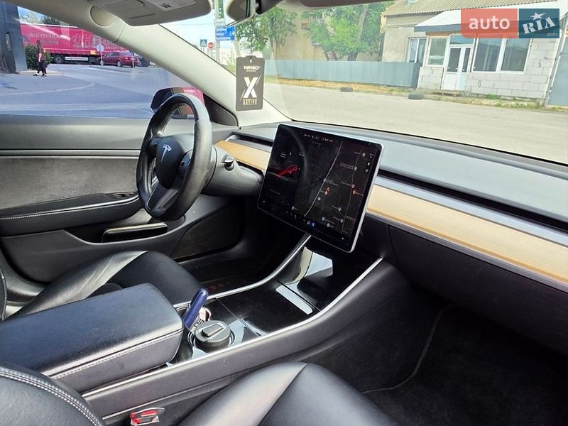 Седан Tesla Model 3 2018 в Ужгороде