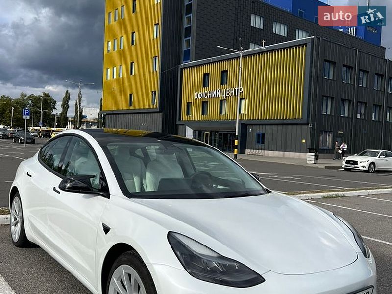 Седан Tesla Model 3 2021 в Киеве