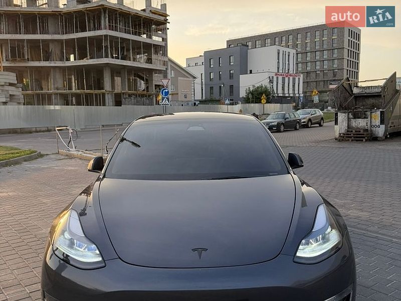 Седан Tesla Model 3 2023 в Львові