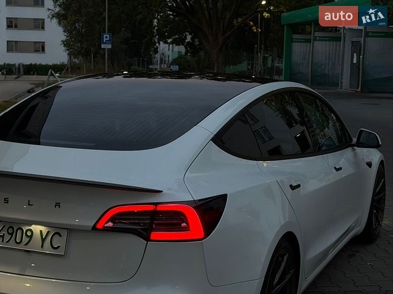 Седан Tesla Model 3 2019 в Львове