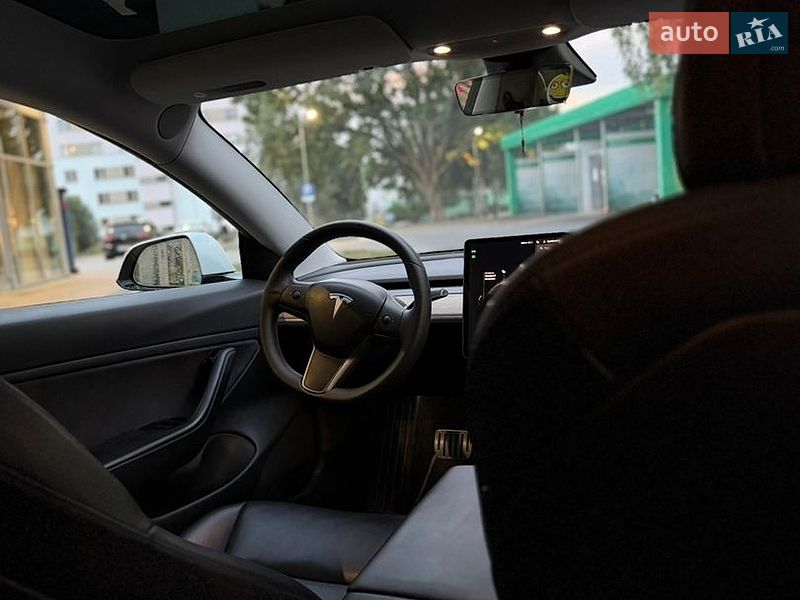 Седан Tesla Model 3 2019 в Львове