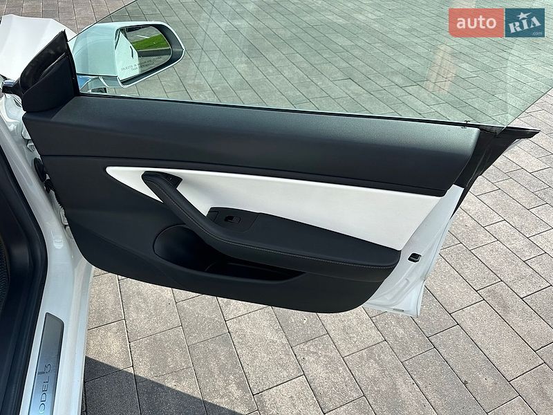 Седан Tesla Model 3 2019 в Луцке