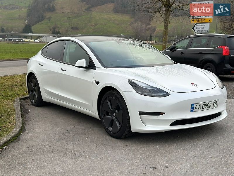 Седан Tesla Model 3 2021 в Киеве