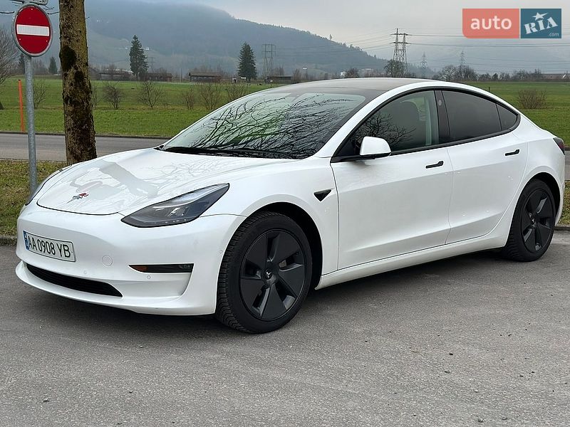 Седан Tesla Model 3 2021 в Киеве