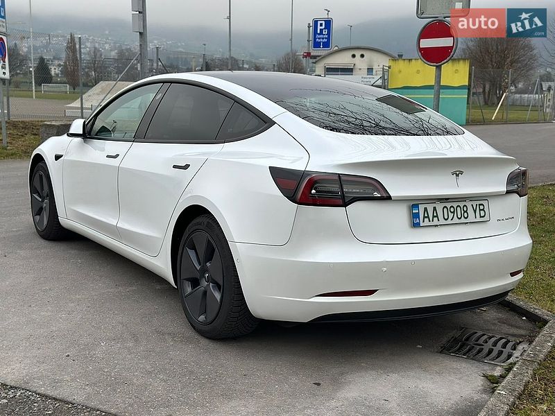 Седан Tesla Model 3 2021 в Киеве