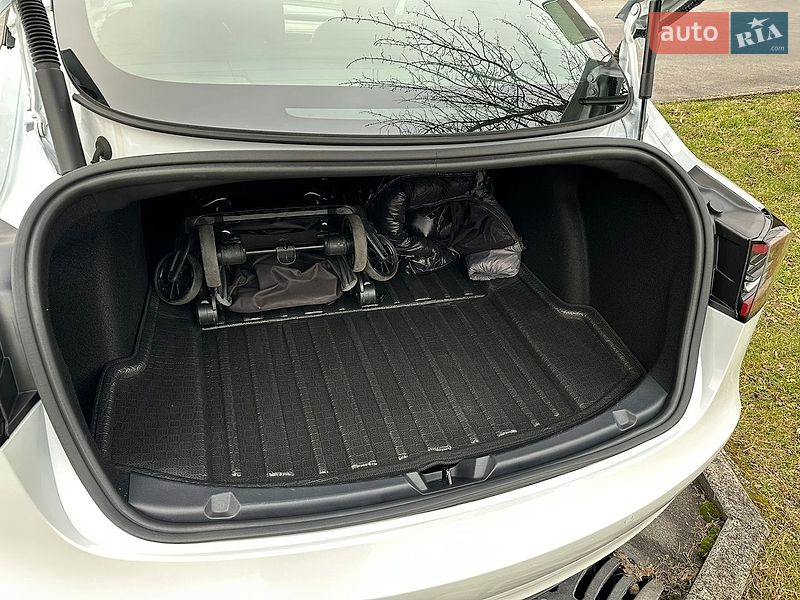 Седан Tesla Model 3 2021 в Киеве