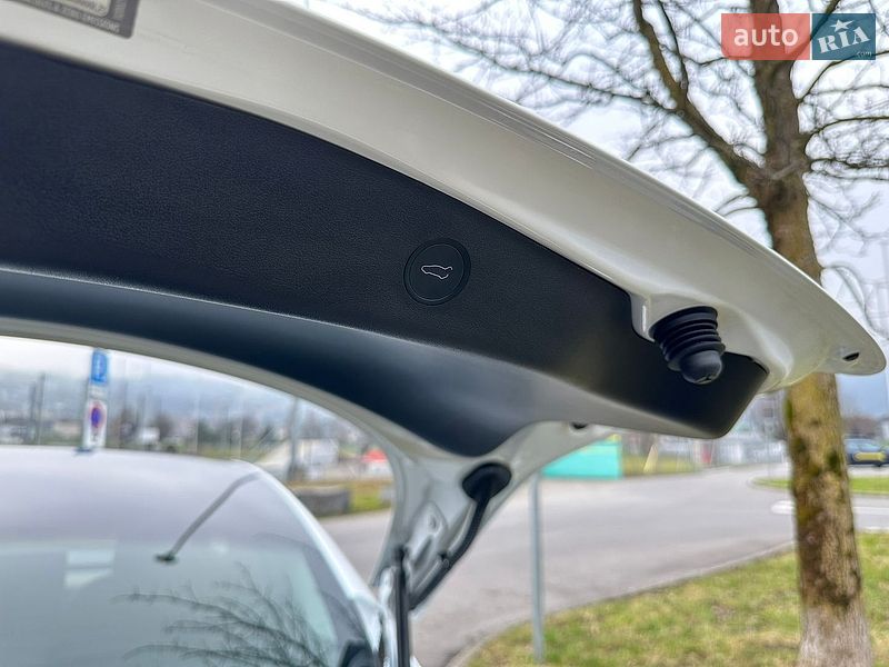 Седан Tesla Model 3 2021 в Киеве