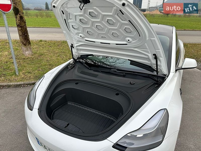 Седан Tesla Model 3 2021 в Киеве