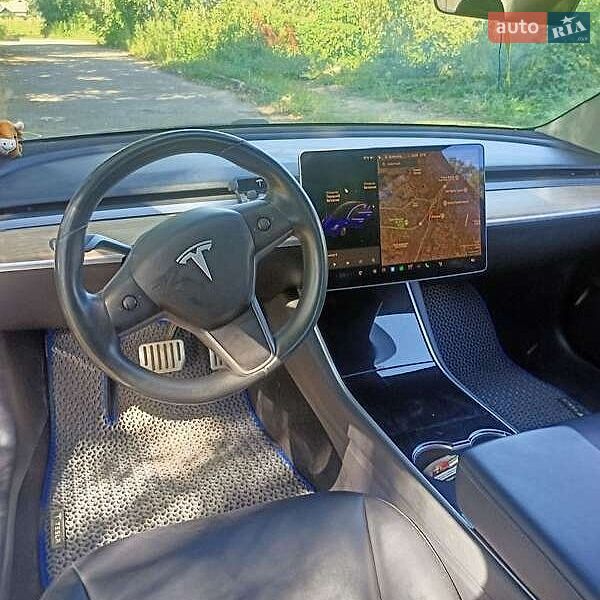 Седан Tesla Model 3 2019 в Львове