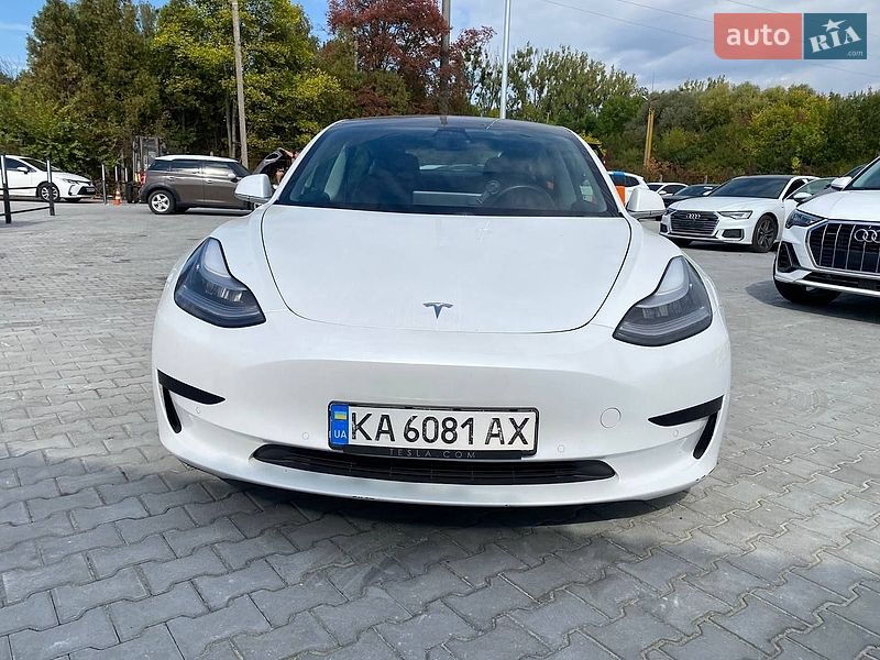 Седан Tesla Model 3 2020 в Львове