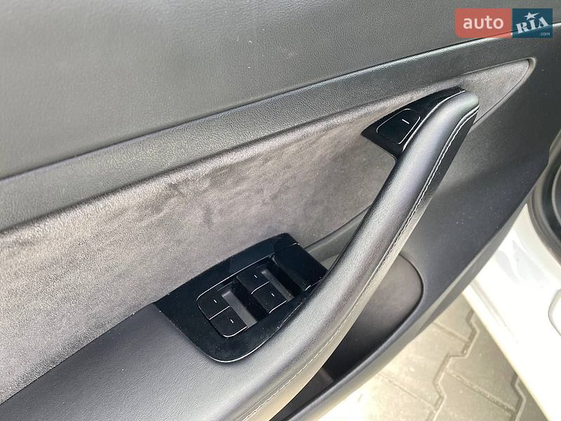 Седан Tesla Model 3 2020 в Львове