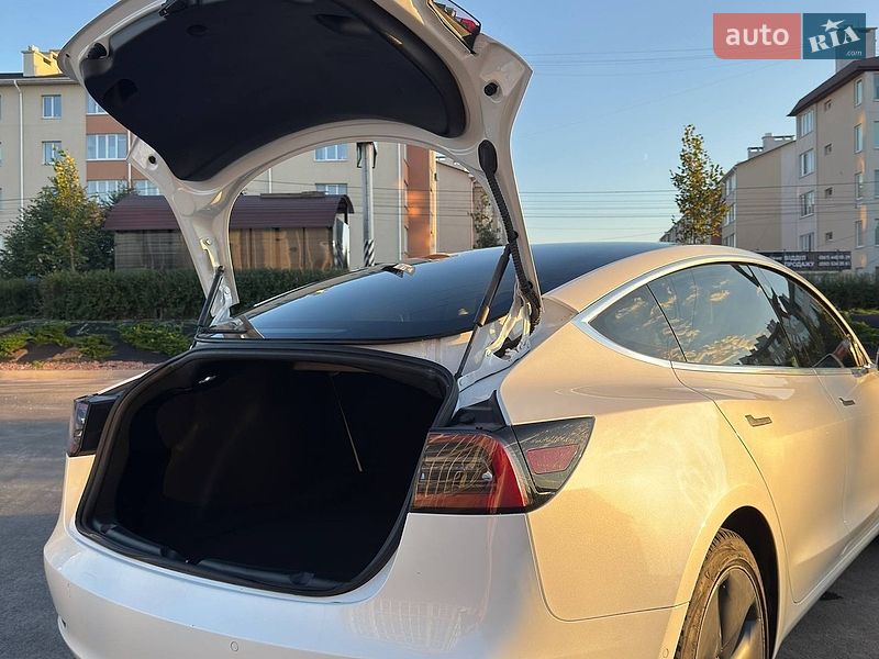 Седан Tesla Model 3 2020 в Киеве