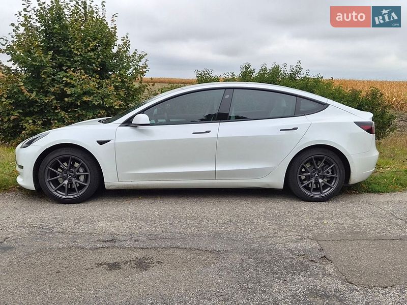 Седан Tesla Model 3 2021 в Киеве