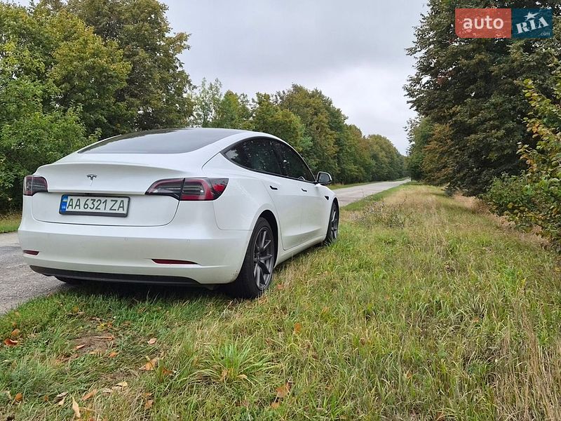 Седан Tesla Model 3 2021 в Киеве