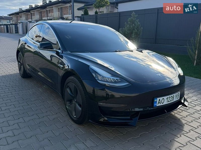 Седан Tesla Model 3 2018 в Ужгороде