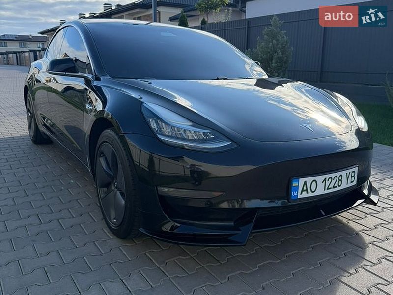 Седан Tesla Model 3 2018 в Ужгороде