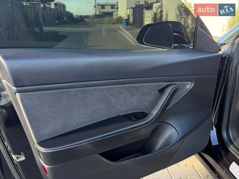Седан Tesla Model 3 2018 в Ужгороде