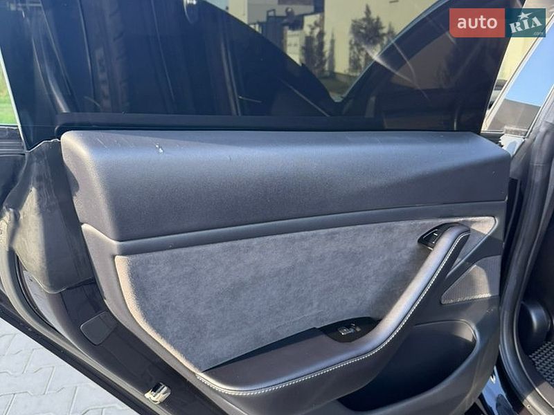Седан Tesla Model 3 2018 в Ужгороде