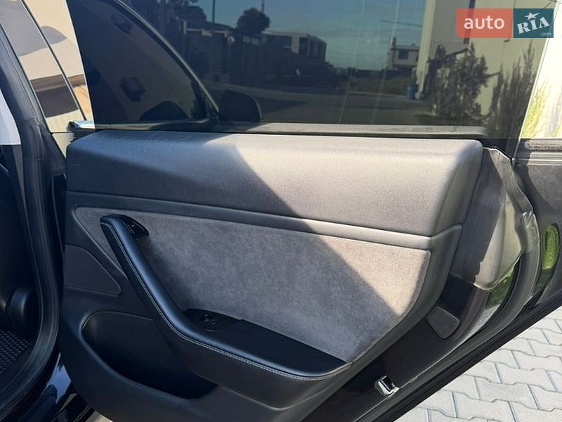 Седан Tesla Model 3 2018 в Ужгороде