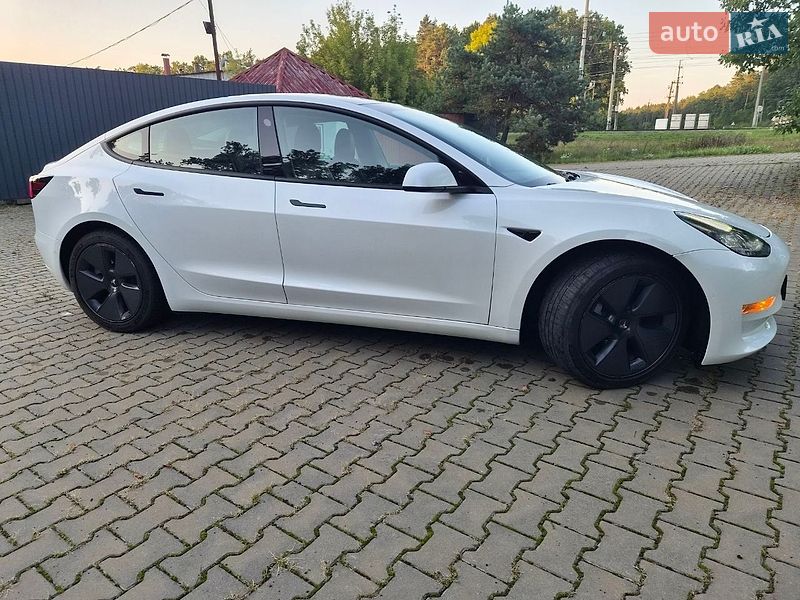 Седан Tesla Model 3 2021 в Киверцах