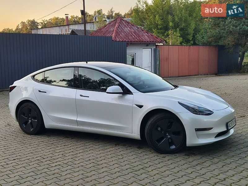 Седан Tesla Model 3 2021 в Киверцах