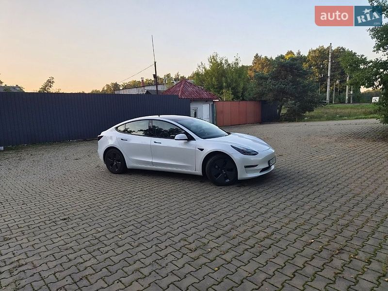 Седан Tesla Model 3 2021 в Киверцах