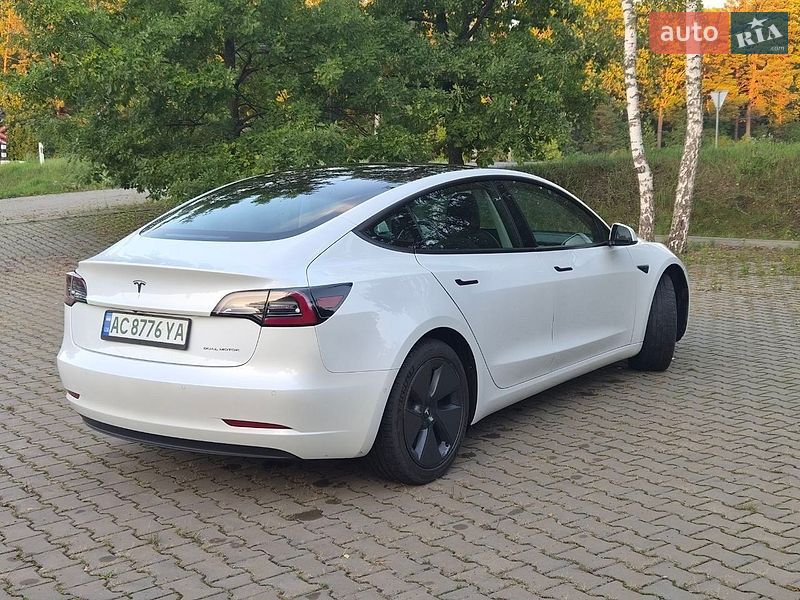 Седан Tesla Model 3 2021 в Киверцах