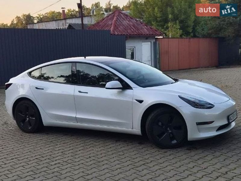 Седан Tesla Model 3 2021 в Киверцах