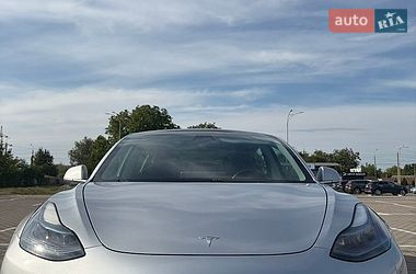 Седан Tesla Model 3 2018 в Чернівцях