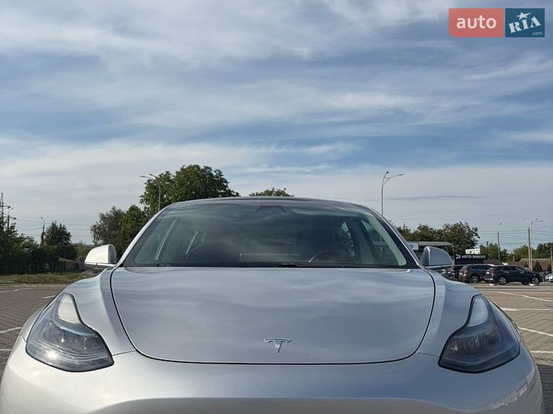 Седан Tesla Model 3 2018 в Чернівцях