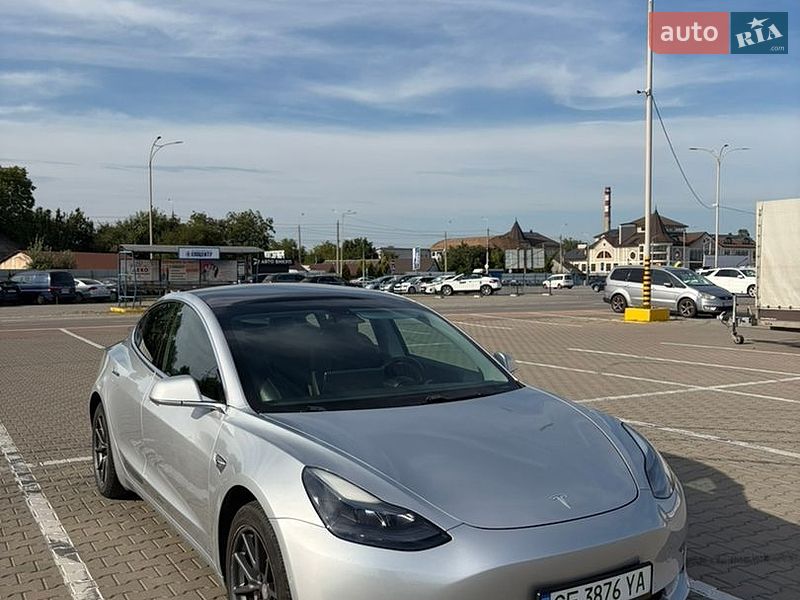 Седан Tesla Model 3 2018 в Чернівцях