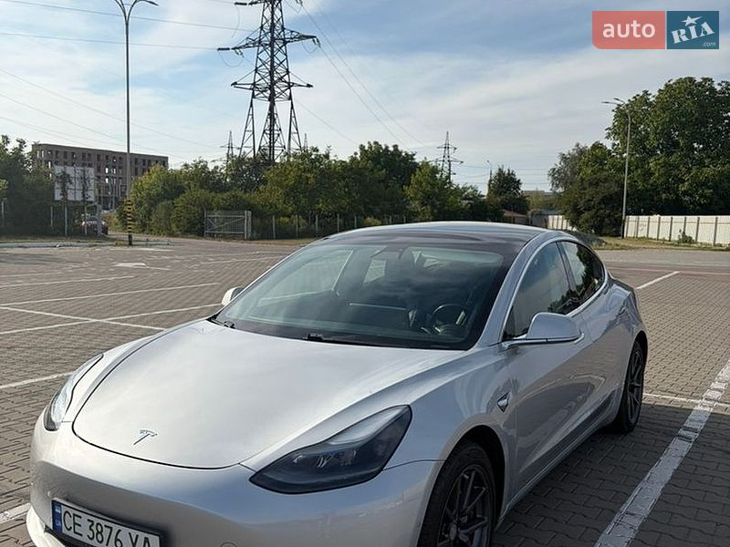 Седан Tesla Model 3 2018 в Чернівцях
