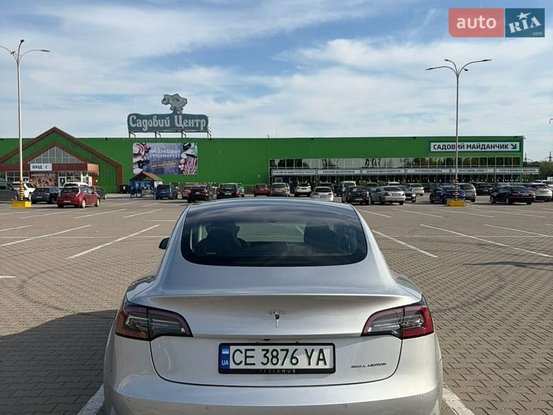 Седан Tesla Model 3 2018 в Чернівцях