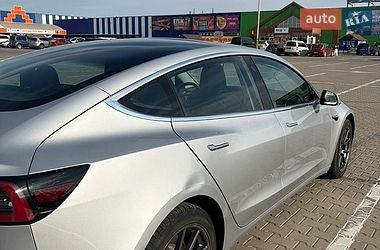 Седан Tesla Model 3 2018 в Чернівцях