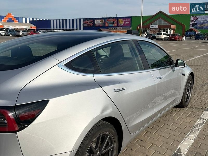 Седан Tesla Model 3 2018 в Чернівцях