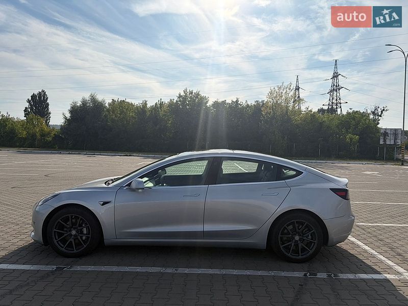 Седан Tesla Model 3 2018 в Чернівцях