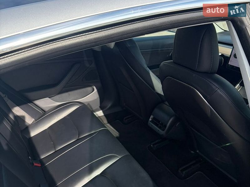 Седан Tesla Model 3 2018 в Чернівцях