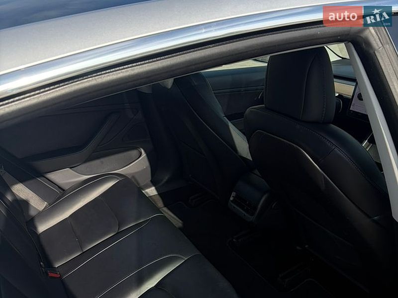 Седан Tesla Model 3 2018 в Чернівцях