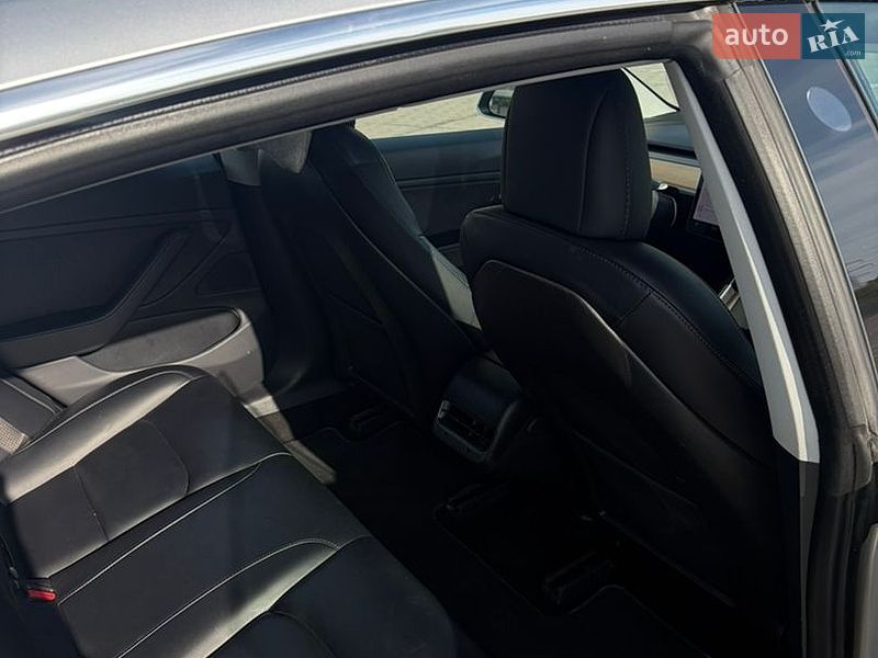 Седан Tesla Model 3 2018 в Чернівцях