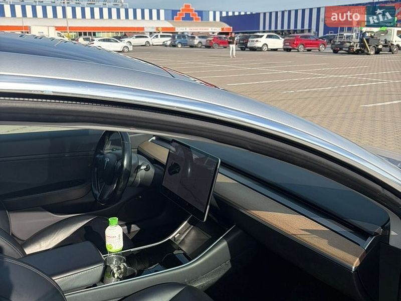 Седан Tesla Model 3 2018 в Чернівцях