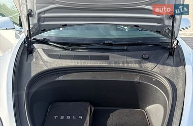 Седан Tesla Model 3 2018 в Чернівцях