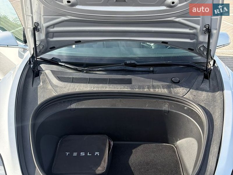 Седан Tesla Model 3 2018 в Чернівцях