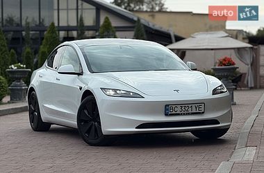 Седан Tesla Model 3 2025 в Стрию