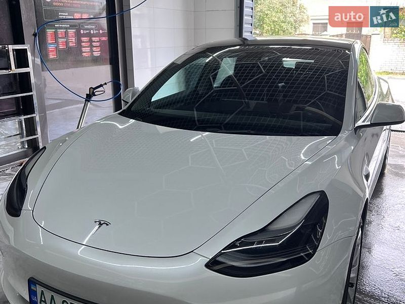 Седан Tesla Model 3 2022 в Черкасах