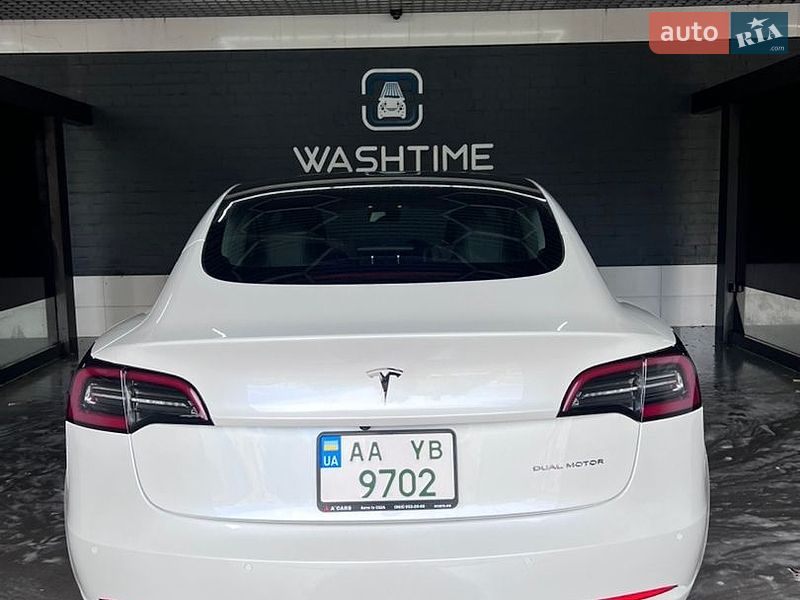 Седан Tesla Model 3 2022 в Черкасах