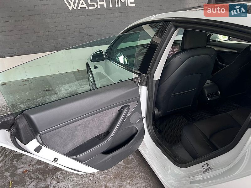 Седан Tesla Model 3 2022 в Черкасах