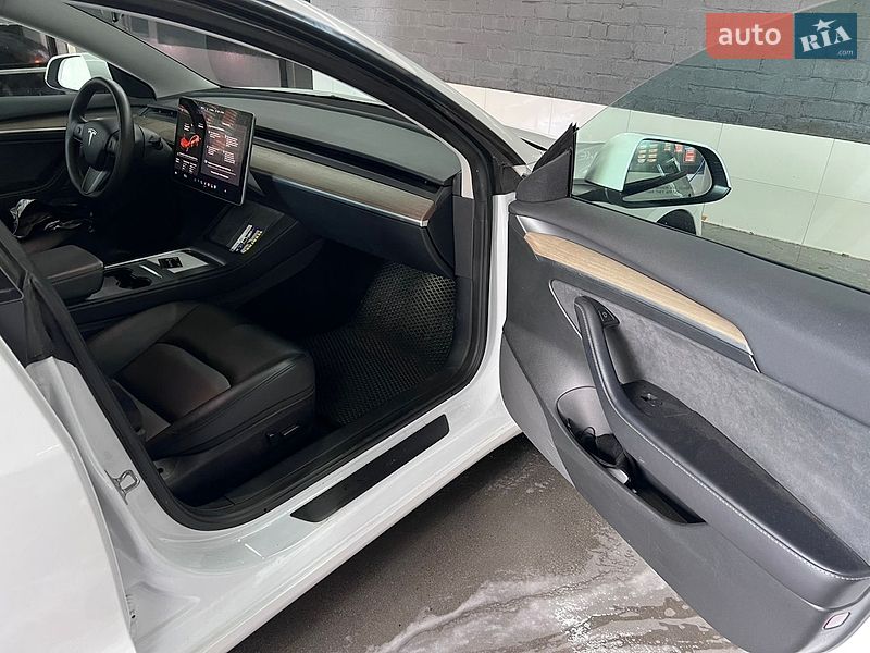 Седан Tesla Model 3 2022 в Черкасах