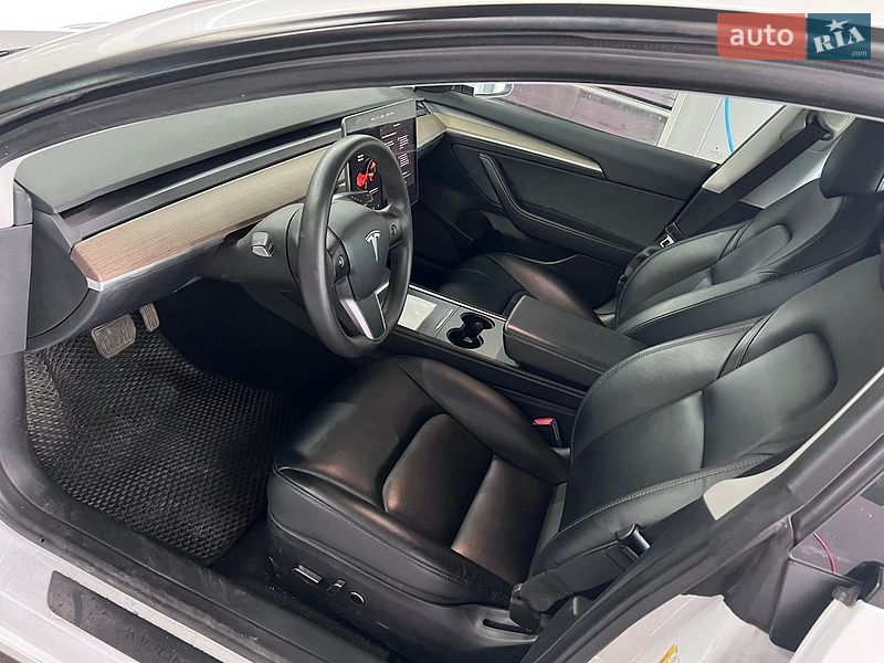 Седан Tesla Model 3 2022 в Черкасах