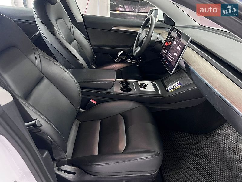 Седан Tesla Model 3 2022 в Черкасах